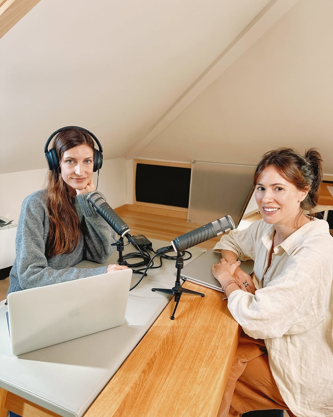 Carmen Acevedo grabando el podcast Locura compartida con Noemí Oliva